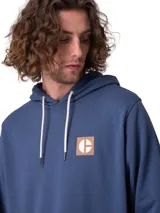 Buzo canguro de hombre Caterpillar en color azul, con capucha y cordones de ajuste blancos. Cuenta con bolsillo tipo canguro al frente, puños y dobladillo de punto acanalado, y un parche cuadrado con el logo de la marca en el pecho.