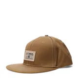 Gorra tipo snapback color negro con costuras blancas visibles y parche rectangular beige con logo de la marca en el frente.