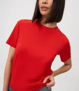 Remera básica Cortelle de ribana, color marrón, con mangas cortas y cuello redondo ajustado.