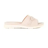 Sandalias bajas color beige con textura simil cuero y detalle de nudo en la tira superior.
