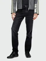 Jeans de corte slim color negro con cierre de botones.