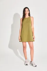 Vestido corto de gabardina color verde oliva, con escote cerrado y silueta amplia.