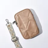 Porta celular color beige con diseño acolchado y correa de tela estampada ajustable.