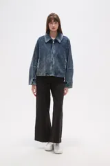 Campera azul de pana con cierre frontal, cuello camisero y corte holgado.