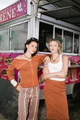 Saco tejido de punto color naranja con efecto bicolor, escote off-shoulder y cierre frontal bidireccional.