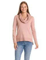 Buzo de tejido fino con lurex color rosa, con cuello volcado texturizado y mangas largas con apliques de brillos en los puños. Presenta un bajo recto con terminación en rib y tajos laterales.