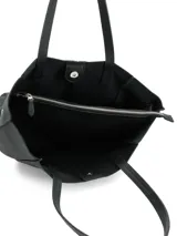 Cartera tipo shopper de gran capacidad, confeccionada en cuero graneado negro. Presenta un diseño minimalista con doble asa de hombro y compartimento interior con cierre, apto para laptop de hasta 15 pulgadas.