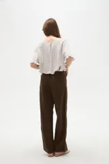 Pantalon de jean color natural, de corte baggy con cintura media, bolsillos laterales amplios y ajuste mediante cordón en la cintura.