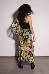 Top negro asimétrico con un solo tirante y volado en un lateral.