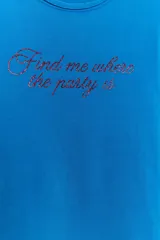 Camiseta de corte slim fit en color azul, con cuello redondo y manga corta. Presenta un detalle de texto estampado con aplicación de brillos en contraste en la parte frontal.
