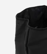 Mochila urbana de diseño estructurado con acabado engomado, cierre tipo roll-top con hebilla ajustable, bolsillo frontal con cremallera y correas traseras ajustables.