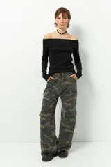 Remera color beige, strapless y de manga larga, confeccionada en algodón.