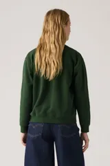 Buzo verde oscuro de cuello redondo, con logo de Levi's bordado en blanco en el pecho.