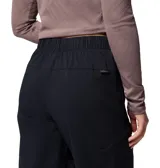 Pantalón de corte recto y tiro medio con cintura elástica, bolsillos laterales y bolsillo de seguridad con cierre. Confeccionado con tecnología Omni-Shield que repele la humedad y las manchas.