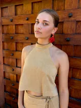 Caravanas colgantes de diseño floral en color rojo intenso, compuestas por una base de cuentas pequeñas y pétalos de resina en forma de flor.