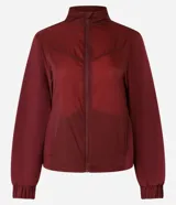 Campera deportiva femenina, modelo rompevientos, confeccionada en poliamida, con cuello alto y puños ajustados. Sin estampa, tiene cierre delantero con cremallera y recortes con hilo reflectante.