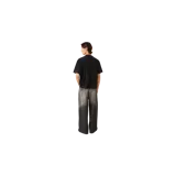 Remera Acne Studios de color negro, de corte oversize, con cuello redondo y diseño gráfico impreso en el pecho que simula una etiqueta de cuero envejecida.
