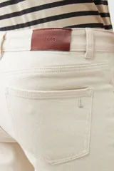 Pantalón negro de corte recto, tiro medio y bolsillos delanteros y traseros.