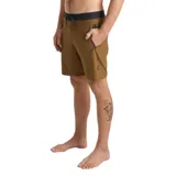 Short de baño híbrido Roark Venture color marrón con cintura elástica negra y cordón de ajuste. Cuenta con bolsillos laterales con cierre.
