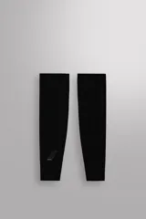 Par de manguitos negros de tejido técnico elástico, ligero y adaptable, con banda de silicona en el borde superior para mejor sujeción, costuras planas y logo estampado.