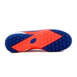 Championes de fútbol Austral modelo Blast TF, diseño en color azul con detalles en naranja y blanco, con suela con tapones multitaco ideales para césped sintético.