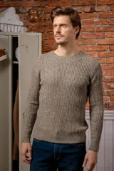 Sweater de punto morley con cuello redondo, diseño melange en tonos tierra, manga larga y corte ajustado.