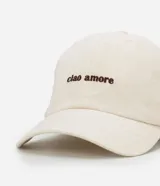 Gorra de sarga color crudo con bordado "ciao amore" en el frente, visera curva y ajuste trasero.