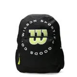 Mochila Wilson Sporting Goods de color negro con logo de la marca en verde lima y letras blancas circulares. Cuenta con un compartimento principal y un bolsillo frontal con cierre, además de detalles en verde lima en los tiradores.