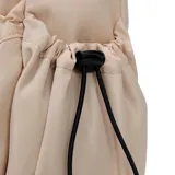 Bandolera de nylon color beige, de diseño holgado y redondeado con bolsillos frontales ajustables con cordón elástico y tope, correa ajustable negra y parche con logo de la marca.