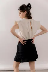 Minifalda marrón con diseño de capas escalonadas y volados en el borde inferior, con cintura elastizada.
