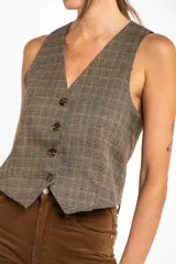 Chaleco marrón con estampado de cuadros, escote en V y cierre frontal con botones.