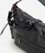 Cartera shoulder mediana Satinato de cuero sintético negro con acabado brillante, cierre superior, bolsillo frontal y bolsillos laterales con cierre. Cuenta con asa fija para el hombro y correa ajustable desmontable, además de herrajes metálicos oscuros.