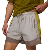 Short Columbia Riptide Retro Short de hombre, color gris con paneles inferiores en marrón y detalles en verde oliva. Cuenta con tecnología Omni-SHIELD™ de repelencia al agua y manchas, cintura elástica con cordón ajustable y bolsillos con cremallera.