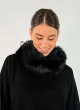 Cuello de piel sintética en color negro, con diseño envolvente y textura suave.
