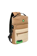 Mochila cilíndrica tipo matera, con dos compartimentos separados por cierre. El cuerpo superior es de material liso color camel y el inferior es acolchado color beige. Presenta parches circulares con motivos de naturaleza y una etiqueta verde con el texto "EXPLORE YOUR WORLD: Discovery".