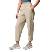 Pantalón Columbia Shale Ridge color beige, de corte recto, con cintura parcialmente elástica, bolsillos laterales con cierre y bolsillos utilitarios.