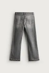 Jeans flare fit de denim de algodón en color celeste con lavado efecto desgastado. Presentan diseño de cinco bolsillos, tiro medio, cierre frontal con cremallera y botón, y bajo con acabado irregular.