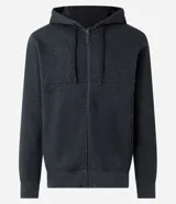 Buzo deportivo negro con capucha, cierre frontal con cremallera, bolsillos laterales y puños ajustados. Confeccionado en tejido de algodón y poliéster.