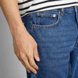 Pantalón de jean de corte recto, color azul medio, con bolsillos delanteros y traseros.