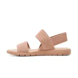 Sandalia casual de mujer Korium Confort modelo Genesis, color beige con tiras elásticas tejidas y suela plana.
