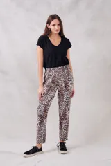 Pantalón de viscosa con estampado animal print, corte recto y cintura elástica con cordón ajustable.