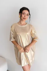 Remerón dorado con textura brillante y mangas cortas.