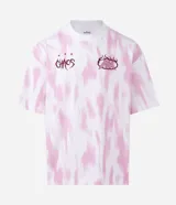 Remera oversized de algodón con teñido tie-dye en blanco y rosa. Presenta un cuello redondo y un estampado frontal con la palabra "Chaos" y un diseño de llamas en color rosado.