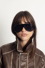 Lentes de sol estilo aviador con armazón de policarbonato negro y cristales oscuros con protección UV400.