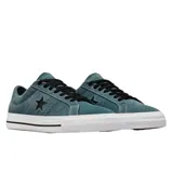 Championes Converse One Star Pro Ox de gamuza color azul petróleo con estrella negra en el lateral, suela blanca y cordones negros.