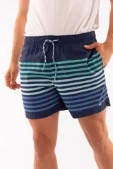 Short de baño azul con franjas horizontales en celeste y azul claro. Cuenta con cintura elástica ajustable con cordón, dos bolsillos laterales y uno trasero.