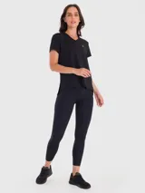 Remera deportiva negra de manga corta y cuello en V, con logo estampado en el pecho.