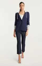 Blazer azul marino con capucha gris y mangas 3/4 con puños de algodón gris.