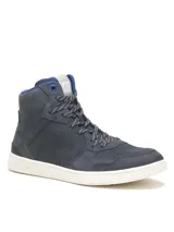 Bota de caña media Caterpillar, confeccionada en gamuza encerada color azul marino. Presenta cordones jaspeados, suela de goma blanca con textura y detalles en azul eléctrico en el interior y ojal superior.