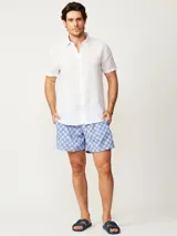 Short de baño con estampado de círculos concéntricos en tonos de azul y celeste, con cordón ajustable celeste.